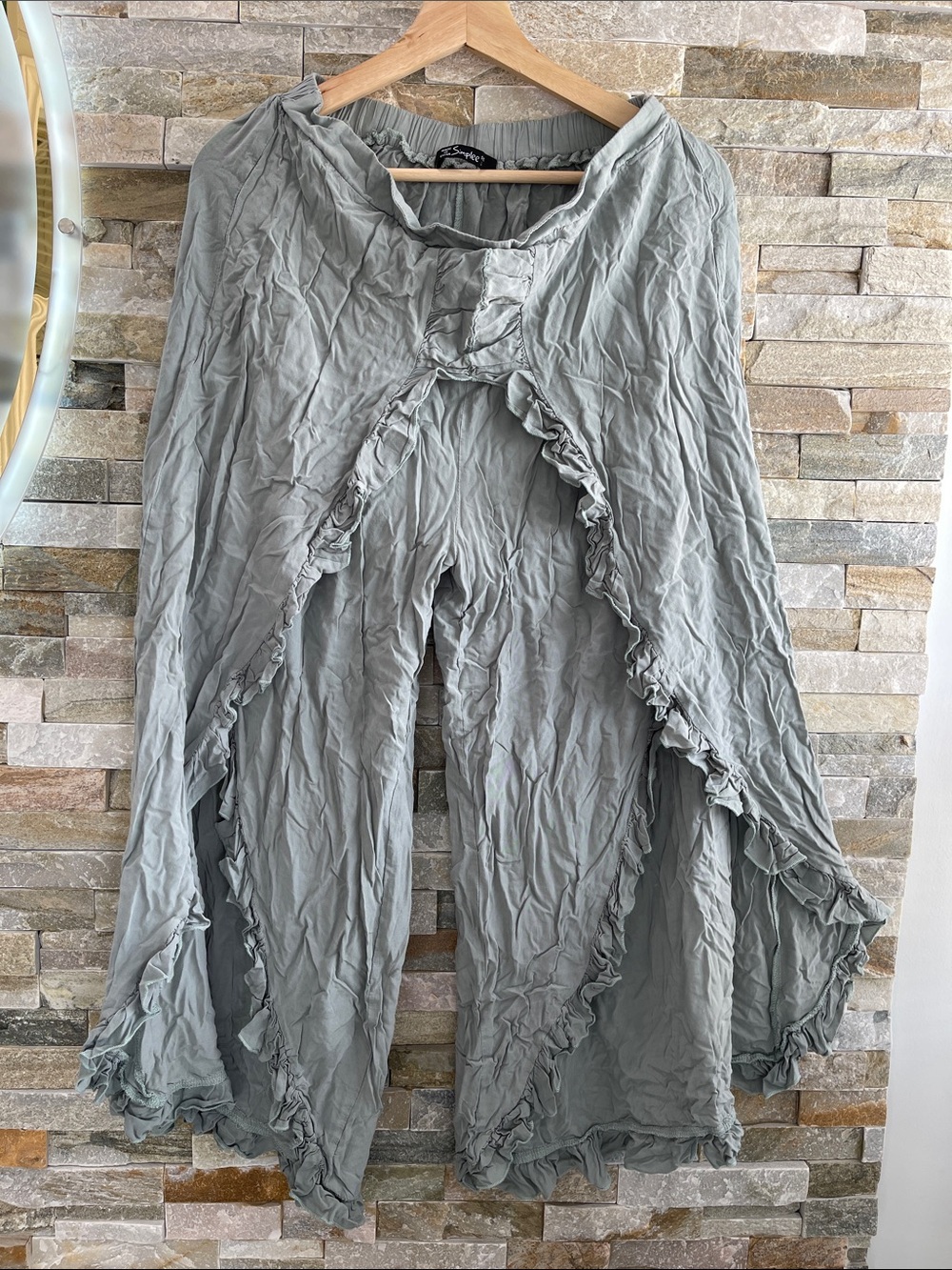 🇨🇦 Simplee Apparel Sage Green Ruffled Capri